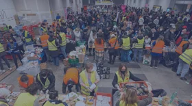 Волонтеры раздают гуманитарную помощь